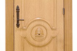 Detail of a door. While the beehive motif is common in Latter-day Saint architecture, unique to the Manhattan temple are the door handles, whose torch motif was inspired by the Statue of Liberty in New York Harbor.